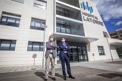 El director médico, Domingo Machuca, y el director gerente, Eduardo López, posan ante la entrada al nuevo centro hospitalario. MARIO TEJEDOR