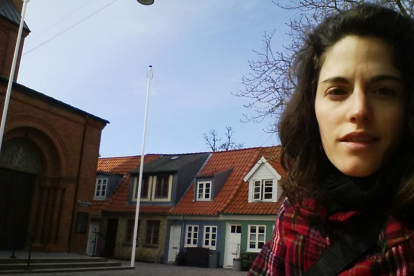 Nerea posa junto a unas típicas casitas danesas.-