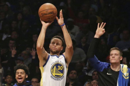 Curry en la victoria de los Golden State Warriors ante Brooklyn Nets.-EL PERIÓDICO
