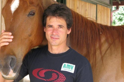Àlex Crivillé, con uno de sus caballos de carreras.-EMILIO PÉREZ DE ROZAS
