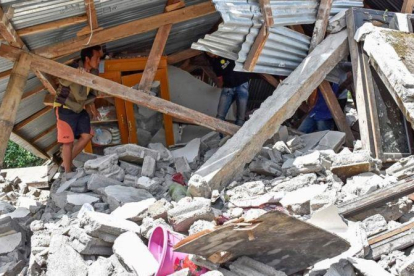Un hombre comprueba el estado ruinoso de su hogar tras el terremoto que ha sacudido la isla indonesia de Lombok.-AULIA AHMAD (AFP)