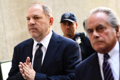 El productor Harvey Weinstein (a la izquierda) a la llegada al tribunal de Nueva York junto a su abogado.-DON EMMERT / AFP