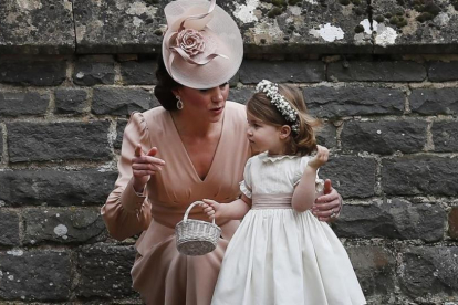Catalina Middleton con su hija Carlota, en la boda de Pippa Middleton y James Matthews, el pasado 20  de mayo.-KIRSTY WIGGLESWORTH
