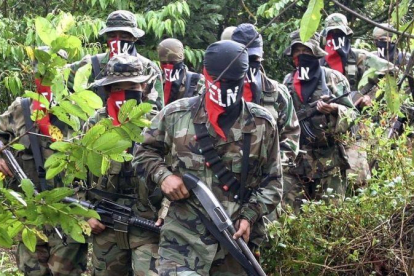 Una columna de guerrilleros del ELN en la selva de Antioquia en una fotografía del 2004.-REUTERS / ALBEIRO LOPERA