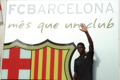 Dembélé saluda en la fachada de lasoficinas del Barça.-REUTERS / ALBERT GEA