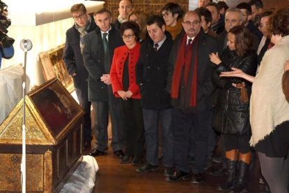 El presidente de Aragón, Javier Lambán, el lunes, junto a la consejera de cultura Mayte Pérez y el alcalde de Villanueva, Ildefonso Salillas, en el Monasterio de Sijena, ante las piezas llegadas del Museu de Lleida.-/ EFE / JAVIER BLASCO (EFE)