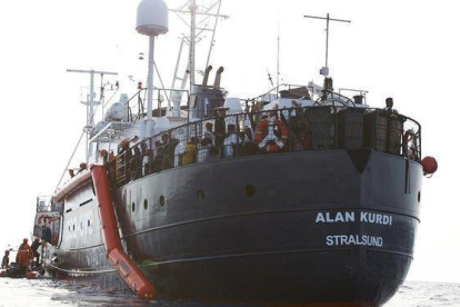 El barco Alan Kurdi, a 34 millas (casi 63 kilómetros) de la costa de Libia , el pasado viernes.-OENEGÉ SEA-EYE