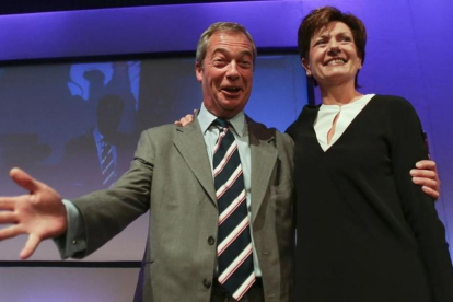 La líder del UKIP Diane James junto a su antecesor Nigel Farage.-AFP / DANIEL LEAL-OLIVAS