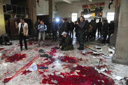 Varios periodistas inspeccionan el lugar de un atentado suicida en el Palacio de Justicia de Damasco (Siria), el pasado 15 de marzo.-EFE