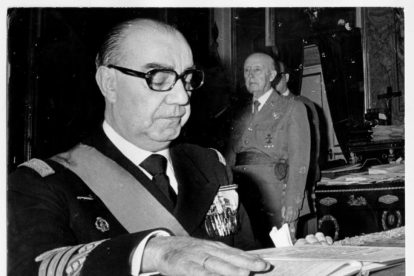 El presidente del Gobierno franquista, Luis Carrero Blanco, delante de Franco.-