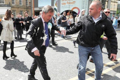 Farage, empapado de batido.-REUTERS