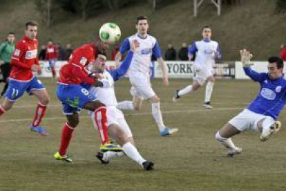 El Almazán se toma la revancha de la primera vuelta y vence, con idéntico marcador, al Numancia B en la Ciudad Deportiva en un encuentro entretenido e intenso que se decidió con un tanto de Rober en el ecuador de la primera parte. Cierto es que el filial mereció mejor suerte, sobretodo a raíz de la expulsión de Gabi nada más comenzar la segunda parte, pero se estrelló con un inspiradísimo Diego y la falta de puntería.