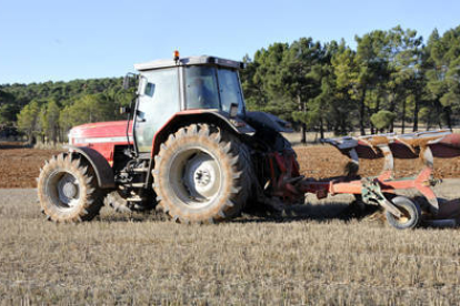 Tractor en un campo de labor de la provincia. / VALENTÍN GUISANDE-