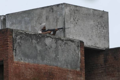 Un policía indio durante el asalto para neutralizar al grupo armado atrincherado en una comisaría.-Foto: Channi Anand / AP / CHANNI ANAND