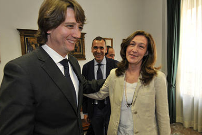 Carlos Martínez Mínguez junto a la subdelegada del Gobierno, María José Heredia, momentos antes de celebrarse la Junta Local de Seguridad. / VALENTÍN GUISANDE-