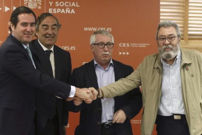 Los secretarios generales de CCOO y UGT, Ignacio Fernández Toxo y Cándido Méndez (d), y los presidentes de CEOE y Cepyme, Juan Rosell y Antonio Garamendi, tras firmar el tercer Acuerdo para el Empleo y la Negociación Colectiva.-EFE