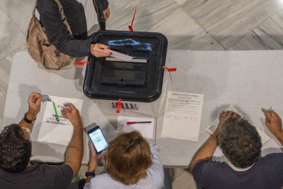 Votaciones en la Escola Industrial durante el referéndum del 1-O.-FERRAN SENDRA