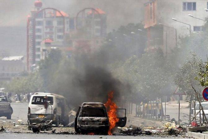 Un coche arde tras una explosión cerca del Parlamento afgano.-Foto: REUTERS / MOHAMMED ISMAIL