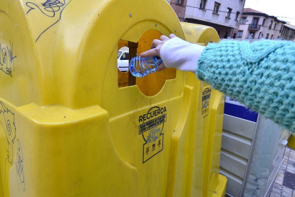 Depositando un envase ligero en el contenedor amarillo.-HDS