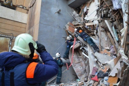 Miembros de los servicios de rescate rusos retiran escombros de un edificio derrumbado en la ciudad de Magnitogorsk en la región de los Urales.-EPA / MINISTERIO DE SITUACIONES DE EMERGENCIA