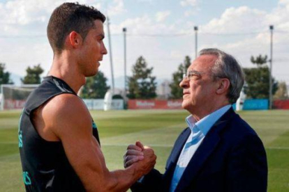 Florentino Pérez saluda a Cristiano Ronaldo-REAL MADRID