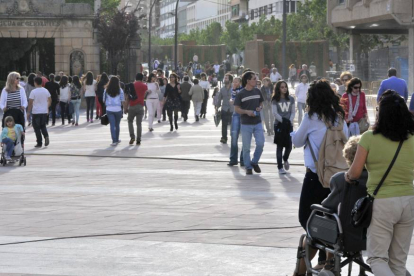 Personas paseando por el centro de la ciudad, en una imagen de archivo.-ÁLVARO MARTÍNEZ