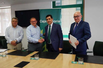 Víctor Martín, Francisco Rubio, Carlos Martínez y Domingo Barca en la renovación del acuerdo de colaboración entre el Numancia y Caja Rural.-HDS