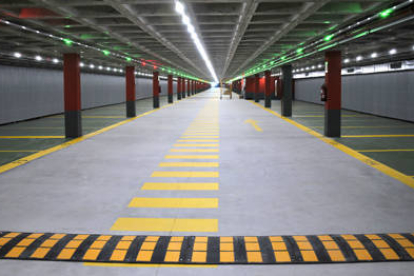 Interior del aparcamiento del Espolón. / VALENTÍN GUISANDE-