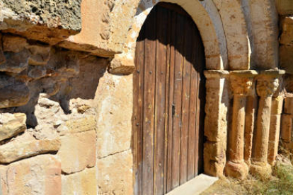 Estado que presenta la portada de la iglesia de Osonilla con las arquivoltas al aire por el robo de las columnas y capiteles. / ÁLVARO MARTÍNEZ-