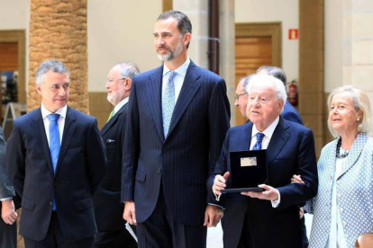 Felipe VI posa junto al lendakari, Iñigo Urkullu (izquierda), y el empresario José Ferrer Sala y su esposa.-Foto: EFE / LUIS TEJIDO