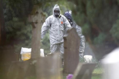 Agentes de la policía británica investigan el envenenamiento del exespía Skripal y de su hija.-REUTERS