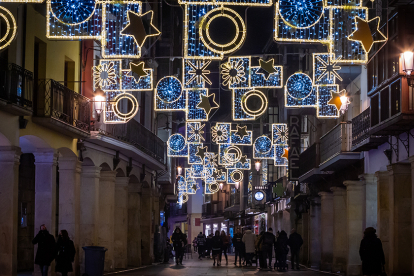 Iluminación navideña por el centro de Soria. MARIO TEJEDOR