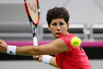 Carla Suárez se prepara para devolver una bola.-AFP