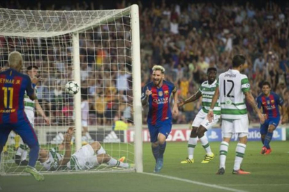 Neymar y Messi celebran el segundo gol del Barça, ayer ante el Celtic.-JORDI COTRINA