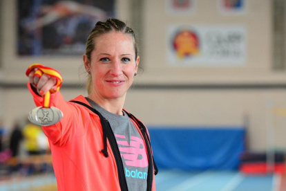 Estela Navascués con la medalla de subcampeona de España de maratón lograda en Sevilla.-ÁLVARO MARTÍNEZ.