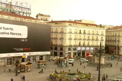 Imagen de la Puerta del Sol con la pancarta promocional de Narcos.-EL PERIÓDICO