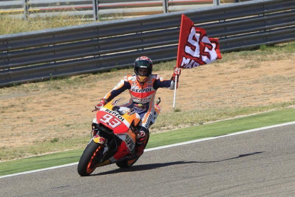 El piloto español Marc Márquez (Repsol Honda) celebra su victoria en el Gran Premio de Aragón de MotoGP disputado hoy en el circuito Motorland de Alcañiz.-EFE