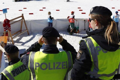 Tres policías en Seefeld (Austria), la sede del Mundial de esquí de fondo.-AP / MATTHIAS SCHRADER