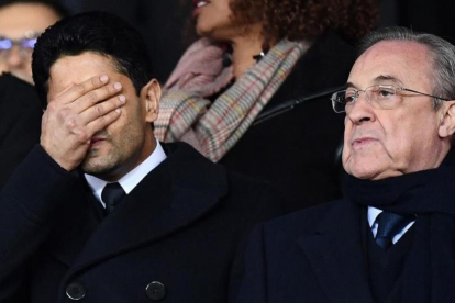 Nasser Al-Khelaifi parece lamentarse, ante Florentino Pérez, del último fracaso de su millonario equipo.-/ AFP / FRANCK FIFE