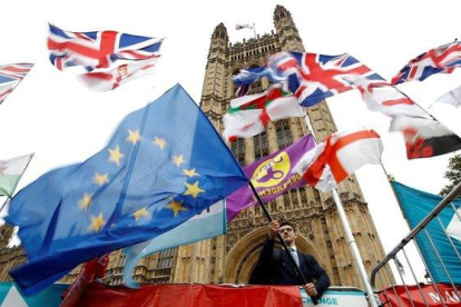 Banderas britanicas y europeas en Londres.-HENRY NICHOLLS