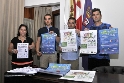 Eva Muñoz, Álvaro García, Iván Cuesta y Rubén Andrés en la presentación de esta primera edición de la Copa de Duatlón.-Valentín Guisande