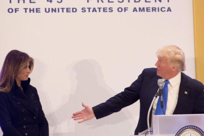 Trump y su esposa Melania ofrecen un discurso en el Hotel Trump de Washington.-