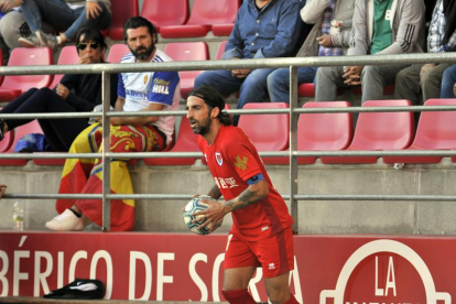 Mateu se dispone a sacar de banda en el partido ante el Real Zaragoza.-Valentín Guisande