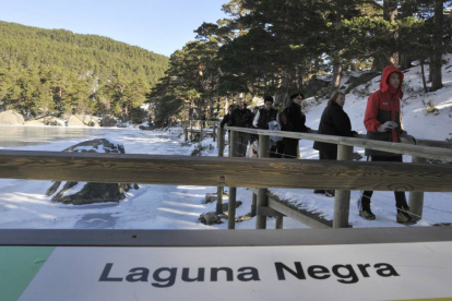 Turistas en la Laguna Negra, en una imagen de archivo.-VALENTÍN GUISANDE