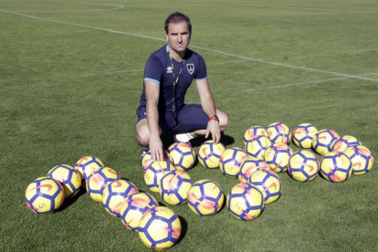 Jagoba Arrasate posa con los balones marcando el número cien de sus partidos como entrenador numantino en el césped del anexo de Los Pajaritos.-Luis Ángel Tejedor