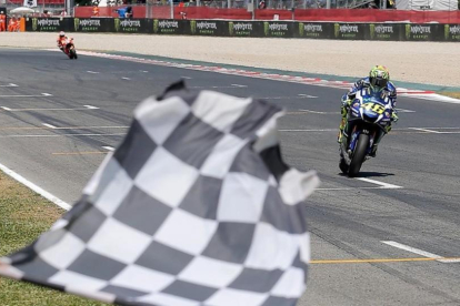 Valentino Rossi cruza primero la línea de meta de Montmeló, por delante de Marc Márquez.-AP