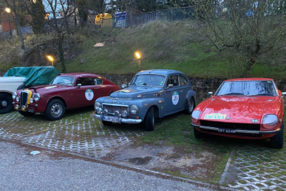 Un Lancia Aurelia B20 junto a un Volvo PV544 y un Datsun 240Z aparcados junto al Parador de Soria. HDS