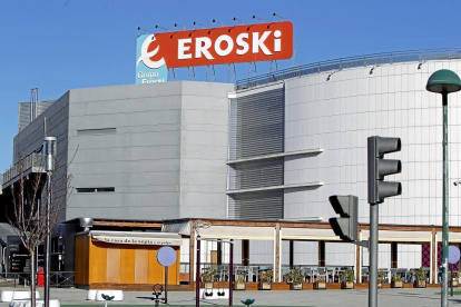 La fachada del Centro Comercial Vallsur con el cartel de Eroski en la carretera de Simancas-J. M. LOSTAU