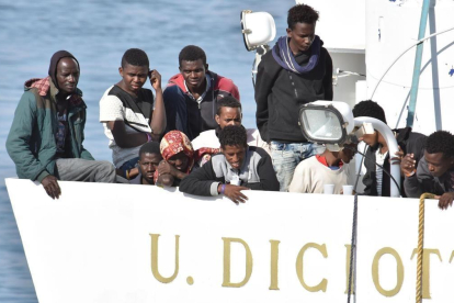 Inmigrantes sobre la cubierta del Diciotti, el pasado junio.-ORIETTA SCARDINO