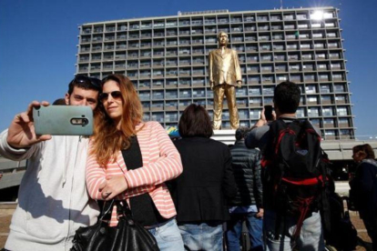 Estatua del primer ministro israelí Benjamin Netanyahu derribada en Tel Aviv.-REUTERS / BAZ RATNER